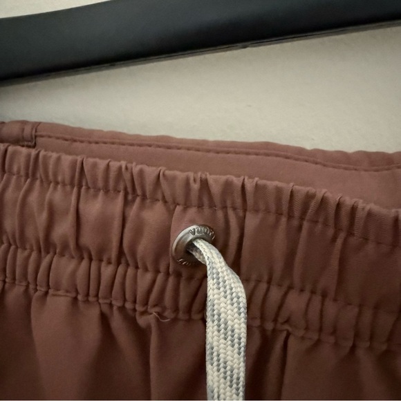 Vuori Men’s Course Run Shorts in Terracotta Dusty Red Drawstring - Picture 8 of 14